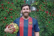 Er wird nie für den FC Barcelona spielen: Messi-Doppelgänger Reza Paratesh aus Iran. (Bild: Keystone/Ebrahim Noroozi (Teheran/8. Mai 2017))