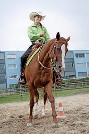Sie übt ihren Sport weitab vom grossen Zuschauerandrang aus: die 16-jährige Jana Steinmann aus Emmen. Das grüne Hemd ist mit der Satteldecke optimal abgestimmt. (Bild: Corinne Glanzmann)