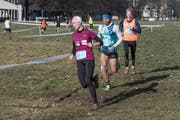 Judith Wyder (vorne) zeigte beim 2. Lozärner Cross auf der Allmend eine starke Leistung. (Bild: Pius Amrein / LZ (11. Februar 2017))