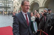 Bejubelt als einer der Darsteller des Filmprojekts über die Finanzpolitik: Regierungsrat Reto Wyss. (Bild: Dominik Wunderli (Luzern, 4. Dezember 2017))