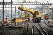 Eine der neuen Weichen konnte bereits eingesetzt werden. (Bild: Jakob Ineichen / LZ (Luzern, 24. März 2017))