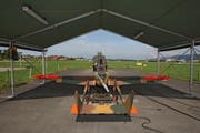 Auf dem Flugplatz Emmen wird eine Drohne zum Einsatz vorbereitet. (Bild Remo Nägeli/Neue LZ)
