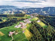 Das idyllisch gelegene Dorf Menzberg kämpft um den Titel «Das schönste Dorf der Schweiz». (Bild: Roger Grütter (18. Juli 2017))