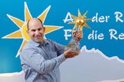 Hans Aschwanden als mit der «Goldenen Sonne» als Produzent des Jahres 2016. (Bild: PD)