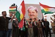 Irakische Kurden marschieren in Erbil mit einem Porträt ihres Präsidenten Masud Barzani. (Bild: Gailan Haji/EPA (13. September 2017))