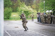 Luzerner Politiker verfolgen eine Übung des Infanteriebataillons 20. (Bild: Roger Grütter (St. Luzisteig, 27. April 2017))