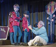 Regisseur und Theaterkids-Gründer Walti Mathis hilft bei einer Probe von «Charlie und die Schokoladen- fabrik» den Kindern beim Zuknöpfen der Mäntel. (Bild: Pius Amrein (Luzern, 13. Dezember 2017))