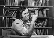 Das Bild zeigt Jürg Jegge anlässlich der Vorstellung seines Buches «Dummheit ist lernbar», in dem er sich kritisch mit dem schweizerischen Schulsystem auseinandersetzt. (Bild: Keystone (15. Juli 1977))