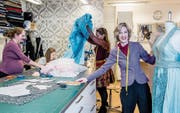 Manuela Gobetti (rechts) mit ihrem Team im Schneideratelier «Art da moda». (Bild: Nadia Schärli (Weggis, 23. Februar 2018))