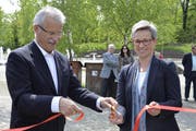 Hans-Peter Häfliger, Geschäftsleiter Omida und Anna Baumann, Direktorin Natur- und Tierpark Goldau schaffen Tatsachen: Das Band ist durchschnitten. (Bild: pd)