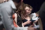 Das Papier ist auch ein Meilenstein: Freude an der Maturafeier in Sursee. (Bild: Pius Amrein / Neue LZ)