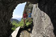 Bisse de la Wyssa, creusé dans le roche. (Bild: Christian Perret)