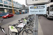 In Luzern wird ein Veloverleihsystem "nextbike Luzern" eingeführt. Stadträtin Ursula Stämmer bei der Nextbike Station KKL. Fotografiert am 6. Mai 2010 in Luzern. (NeueLZ/Manuela Jans) (Bild: Manuela Jans (Luzern, 6. Mai 2010))