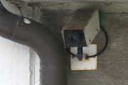 Die Kamera ist am Garagenanbau montiert. (Bild: Geri Holdener / Bote der Urschweiz)