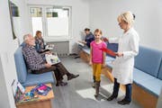 Die Nächste bitte: Eine Praxisassistentin ruft im Wartezimmer eine junge Patientin auf. (Bild: Keystone/Jochen Tack)