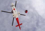 Ein Helikopter der Rega im Einsatz. (Symbolbild pd)