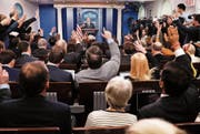 Bei Journalisten unbeliebt: Präsidentensprecher Sean Spicer (auf dem Podest). Bild: Pablo Martinez Monsivais/AP (Washington, 22. Februar 2017)
