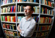 Heinz Morf, Leiter der Stadt- und Kantonsbibliothek Zug. (Bild Stefan Kaiser/Neue ZZ)