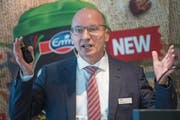Emmi-CEO Urs Riedener an der Bilanzmedienkonferenz in Luzern. (Bild: Urs Flüeler/Keystone (5. März 2018))