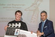 Jeannette Blank nimmt den Kinder- und Jugendaward von Regierungspräsident Guido Graf entgegen. (Bild: Nadia Schärli (Luzern, 25. Januar 2018))