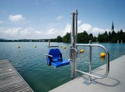 Ein Segen für Menschen mit Behinderung: der neue Badelift in der Badi Hirsgarten in Cham. (Bild Stefan Kaiser)