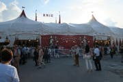 Die Besucher strömten am Samstag zur Premiere des Programms «Smile» ins Zirkuszelt. (Bild: Stefanie Nopper / Luzernerzeitung.ch)