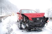 Die Autofahrerin war mit Sommerreifen unterwegs. (Bild: Kantonspolizei Obwalden)
