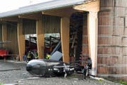 Der abgestürzte Heli vor der Scheune im Oberen Herrenfeld in Schwyz. (Bild: Kapo Schwyz)
