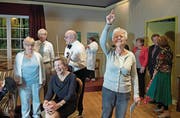 Esther Grunder (rechts) ist beim Seniorentheater Ebikon als Regisseurin eingesprungen. (Bild: Corinne Glanzmann (Ebikon, 6. April 2018))