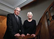 Edmond Charrière (Präsident Vereinigung Maison blanche) und Gerda Hauck (Präsidentin Haus der Religionen). (Bild: Stefan Kaiser (Zug, 22. März 2017))