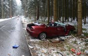 Die Unfallstelle in Schongau: Das Auto war nach der Kollision nur noch Schrott. (Bild: Luzerner Polizei)