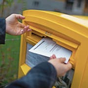 Derzeit übernehmen neun Kantone bei Wahlen und Abstimmungen das Porto für die Rücksendung. (Bild: Gaetan Bally/Keystone)