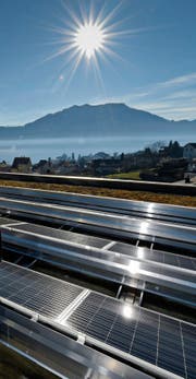 Neubauten sollen künftig selber Strom produzieren, etwa mit Solaranlagen wie hier bei der Schule Weggis. (Bild: Pius Amrein (25. Januar 2016))