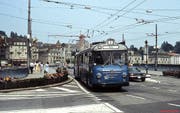 Bild aus den späten 1970er-, frühen 1980er-Jahren: ein Büssing-Trolleybus der VBL-Linie 1 bei der Ausfahrt von der Seebrücke Luzern. (Bild: VBL-Archiv)