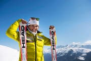 Ein perfekter Tag für die Schwyzerin Corinne Suter auf der Fiescheralp: Sonnenschein und Schweizer Meisterin in der Abfahrt. (Bild: Keystone/Jean-Christophe Bott)