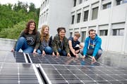 Sie haben die neue Anlage montiert: Die Schüler Fabienne Basler, Lara Schmid, Marion Niggli und Elia Lüscher sowie Projektleiter Manuel Scherrer (von links). (Bild Corinne Glanzmann)