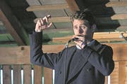 Wortkünstler Michael Fehr beglückt das Publikum mit skurrilen Storys. (Bild: Lee Li | Photography (leeli.ch))