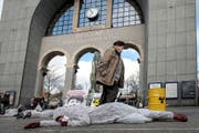 Die Kundgebung sorgte für Aufsehen: So demonstrierten die Jungen Grünen beim Bahnhof.Bild: Nadia Schärli (Luzern, 12. November 2016)