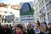 Die Demonstration vom 24. November auf dem Kornmarkt in Luzern gegen die Sparmassnahmen des Kantons. (Bild: Corinne Glanzmann/Neue LZ)