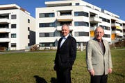 Richard Nigg (r) übergibt nach 12 Jahren als Präsident das Amt der Gemeinnützigen Baugenossenschaft Cham an Toni Luginbühl (l) ab. (Bild: Maria Schmid/Neue ZZ)