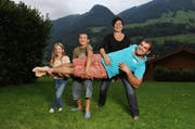Peter Imfeld ist Titelverteidiger. Hier auf dem Bild zusammen mit Frau Marie-Louise, Tochter Lianne und Sohn Laurin. (Archivbild Corinne Glanzmann / Neue NZ)