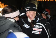 Die Doppel-Weltcupsiegerin Dominique Gisin freut sich über den herzlichen Empfang in Engelberg. (Bild Corinne Glanzmann/Neue NZ)