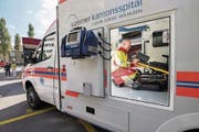 Rettungssanitäter Gerald Kurtz präsentiert einen der drei neuen Rettungswagen. (Bild: Evelyne Beerkircher (Luzern, 27. September 2017))