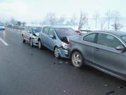 Drei Unfallautos der Auffahrkollision auf der Autobahn A14. (Bild pd)