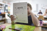 Ein Kind lernt Frühfranzösisch in der Schule. (Bild: Gaetan Bally / Keystone (Zürich, 12. März 2015))