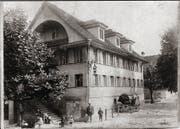 Wirt Robert Schnyder mit Kindern vor dem «Ochsen» im Jahr 1904. (Bild: Sammlung Kurt Bieri)