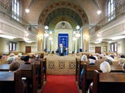 Der Rabbiner Hugo Benjamin bei einer Führung im Jahr 2012 durch die 100 Jahre zuvor eingeweihte Synagoge in Luzern. (Bild Stefan Kaiser)