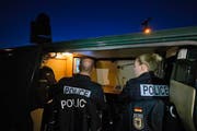 Deutsche Bundespolizisten observieren die serbisch-ungarische Grenze nahe der serbischen Stadt Subotica. (Bild: EPA)