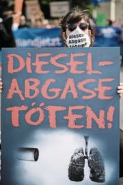 Aufgrund des Dieselskandals stehen deutsche Autobauer schon länger in der Kritik. Die nun bekannt gewordenen Menschen- und Tierversuche dürften das Image der Konzerne weiter verschlechtern. (Bild: Clemens Bilan/EPA (Berlin, 2. August 2017))
