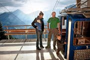 Toni Arnold, Frau Sandra Bachmann und Sohn Juri vor ihrer Seilbahn oberhalb von Wolfenschiessen. (Bild Nadia Schärli)